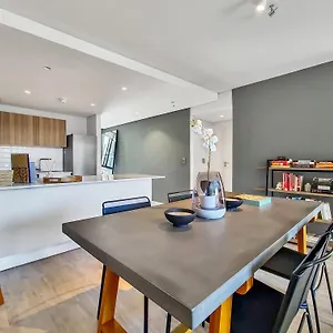 Chic, 2 Bed With Mountain Views! Walk To The Waterfront! Apartment Cape Town